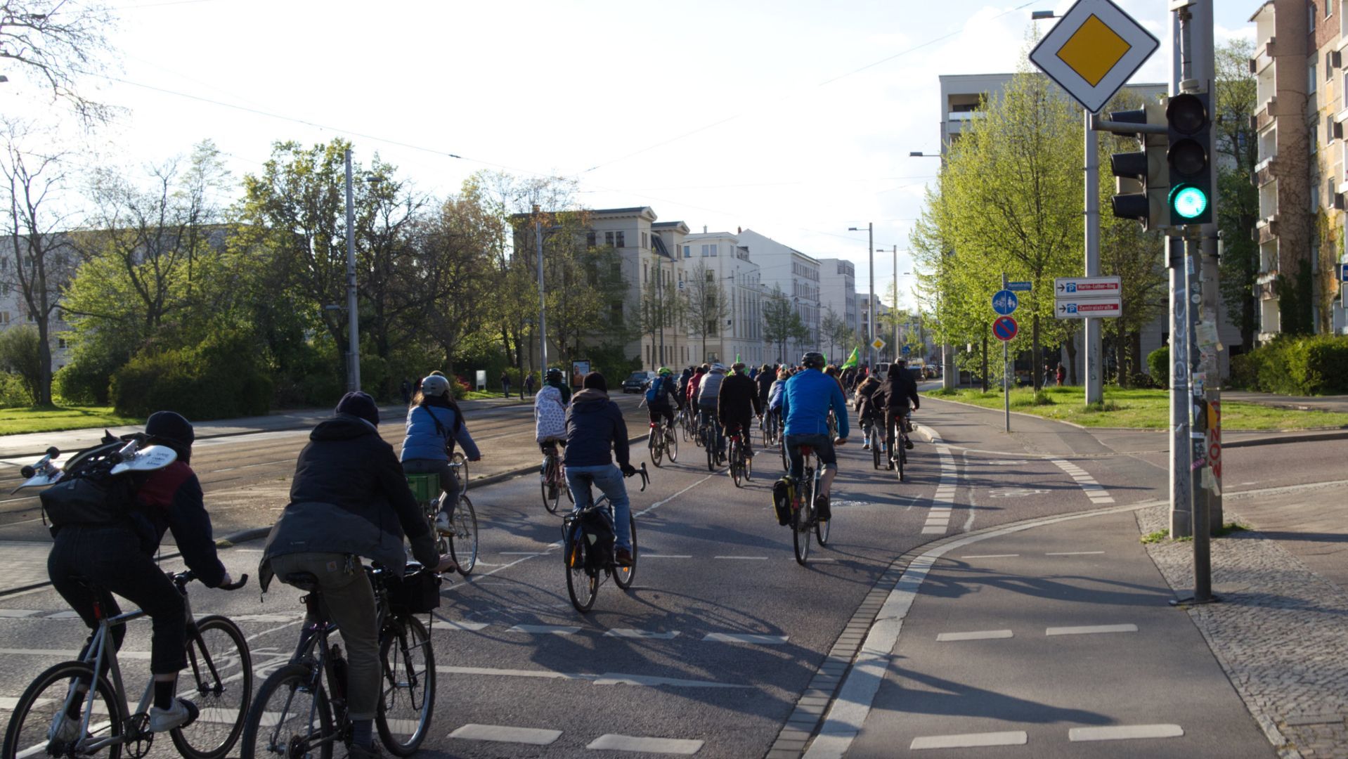 viele Menschen fahren mit Fahrräder auf einer autofreien Straßen